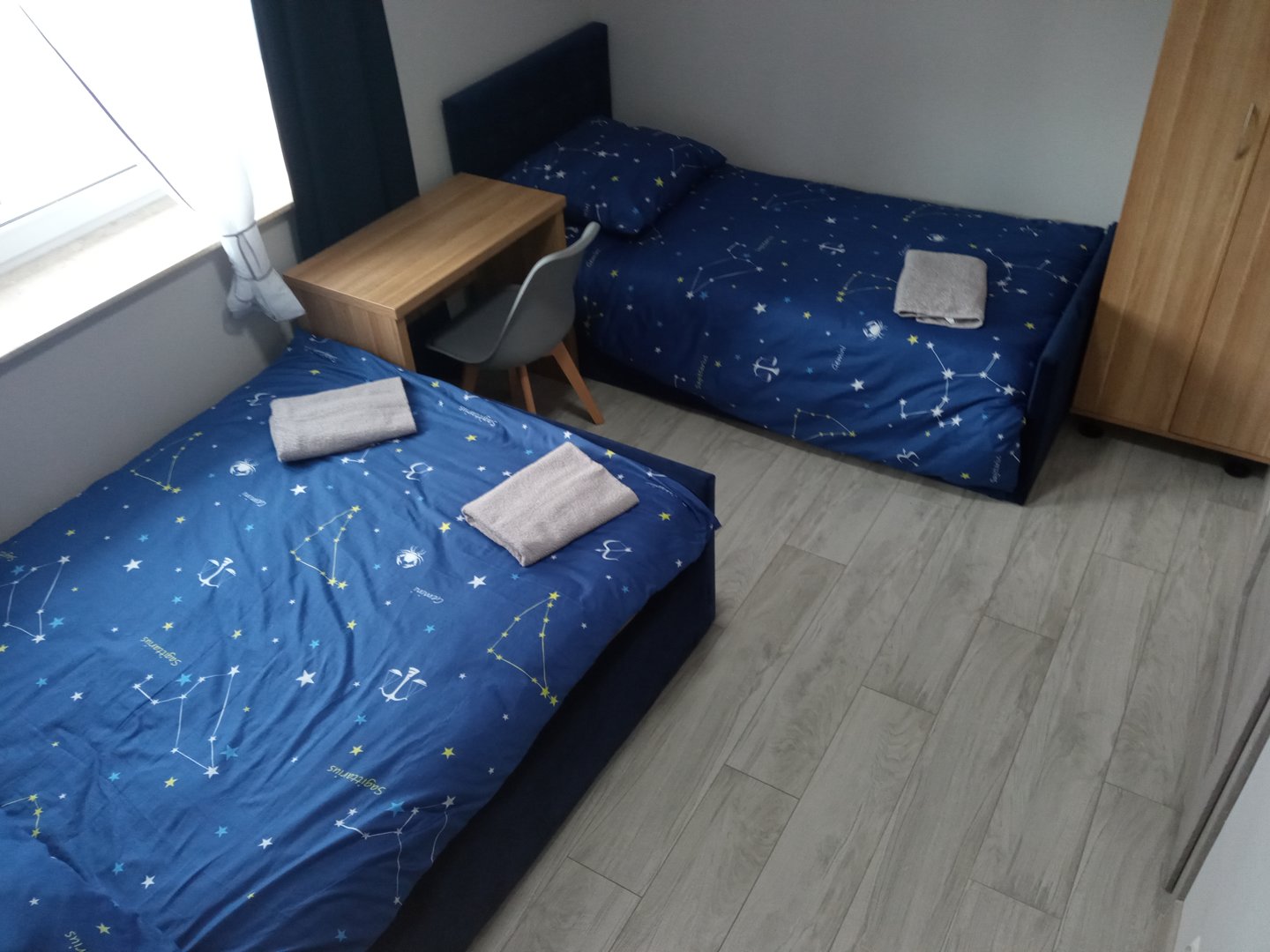 NoclegiGrodzisk Szafir LUX Pokój 3 osobowy ( duże łóżko + pojedyncze)